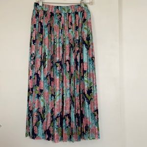 According pleated midi skirt. Floral pattern.